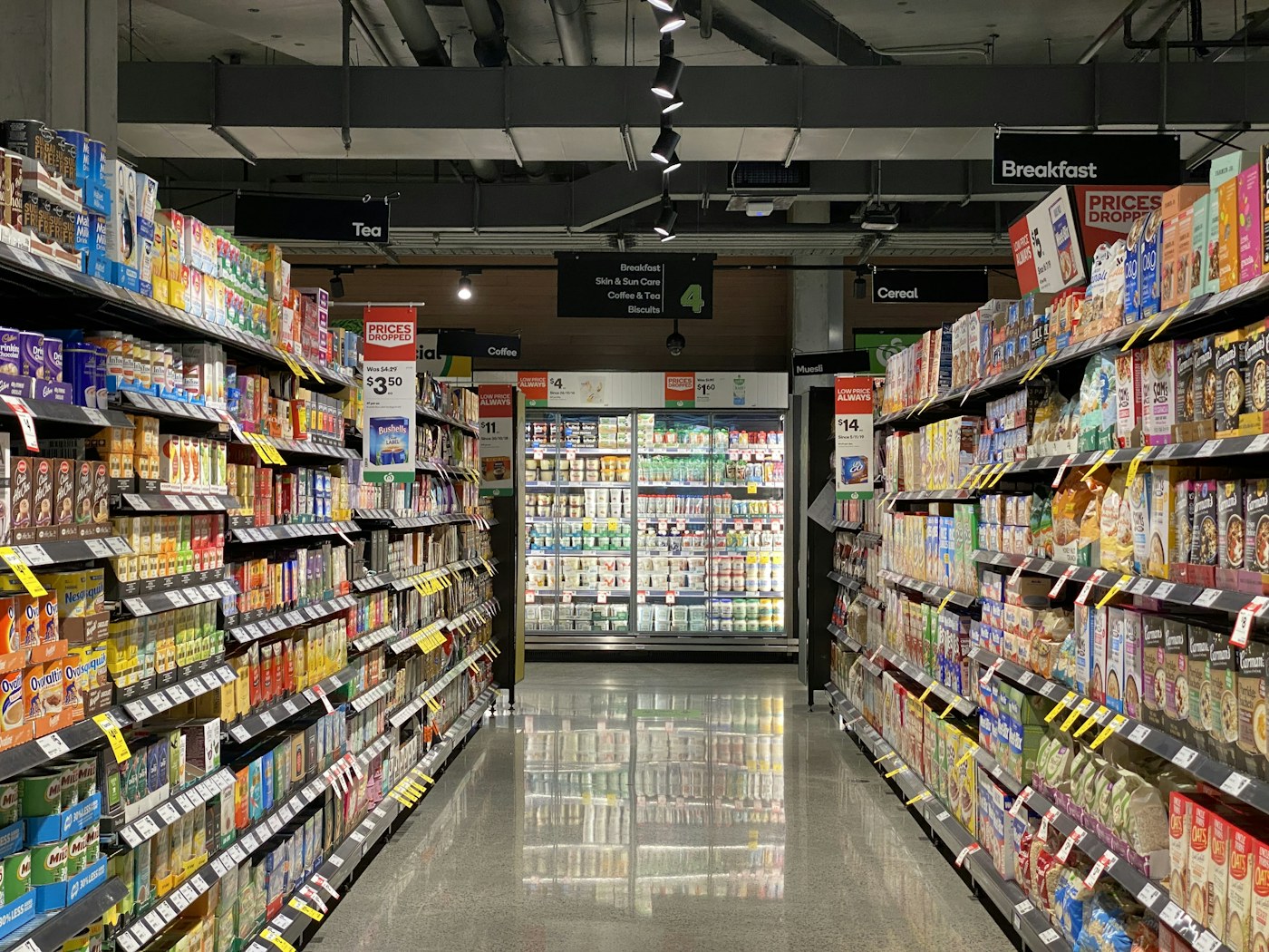 Grocery retail environment served by distribution partners